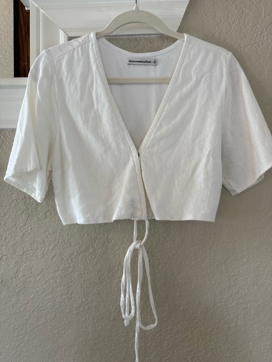Abercrombie & Fitch Tops - Abercrombie & Fitch White V-Neck Tie-Front Short Sleeve Crop Top